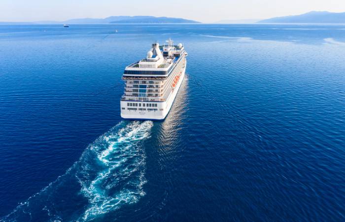 un bateau de croisière sur la mer