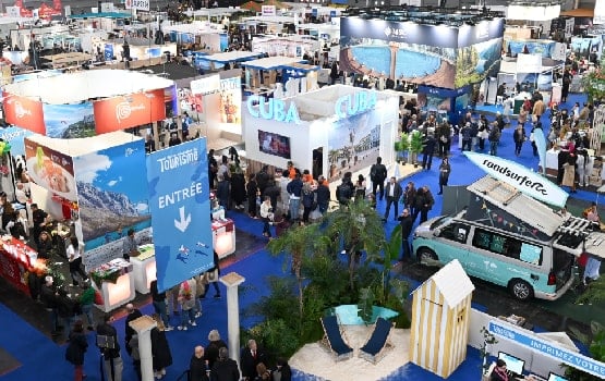 Le salon vu du haut permettant de voir de nombreux stands d'exposants.