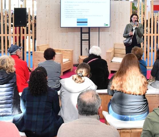 des personnes qui assistent à une conférence