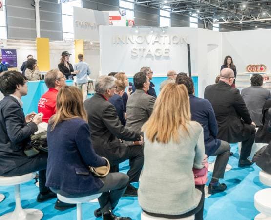 des personnesqui regardent une conférence