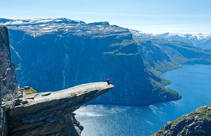 Une montagne rocheuse