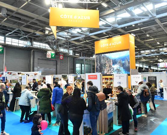des visiteurs dans les allées du salon du tourisme