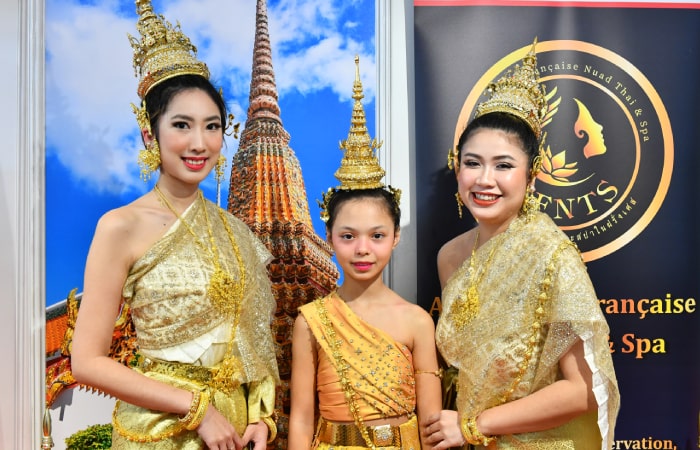 des femmes en tenue traditionnelle thailandaise