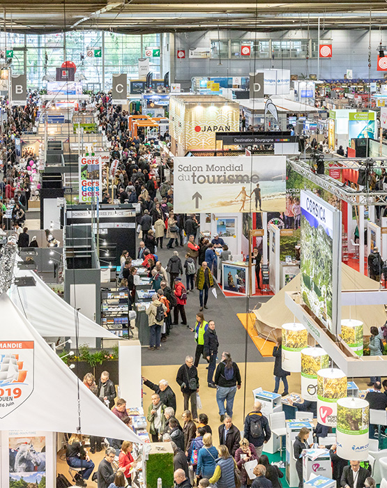 Vue aérienne du Salon du tourisme montrant l'ensemble des stands d'exposants