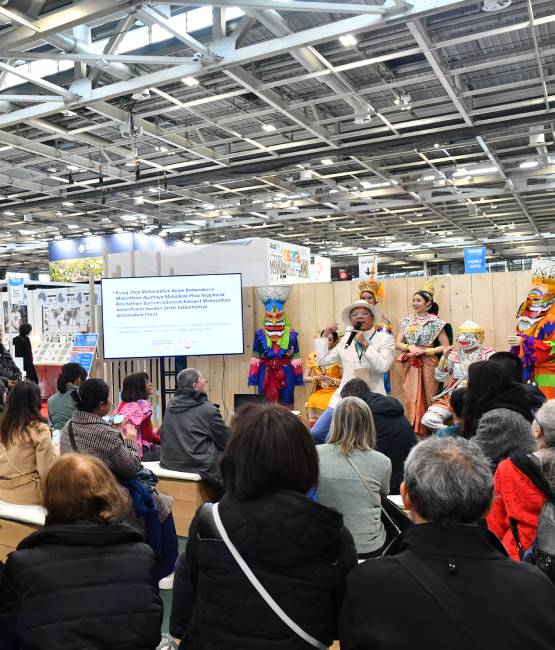 des thailandais qui font une conférence
