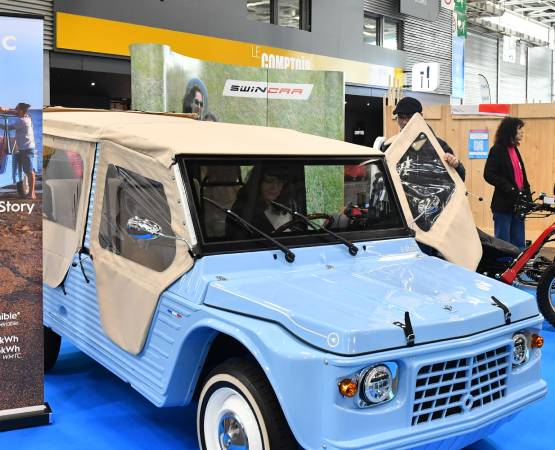une voiture bleue