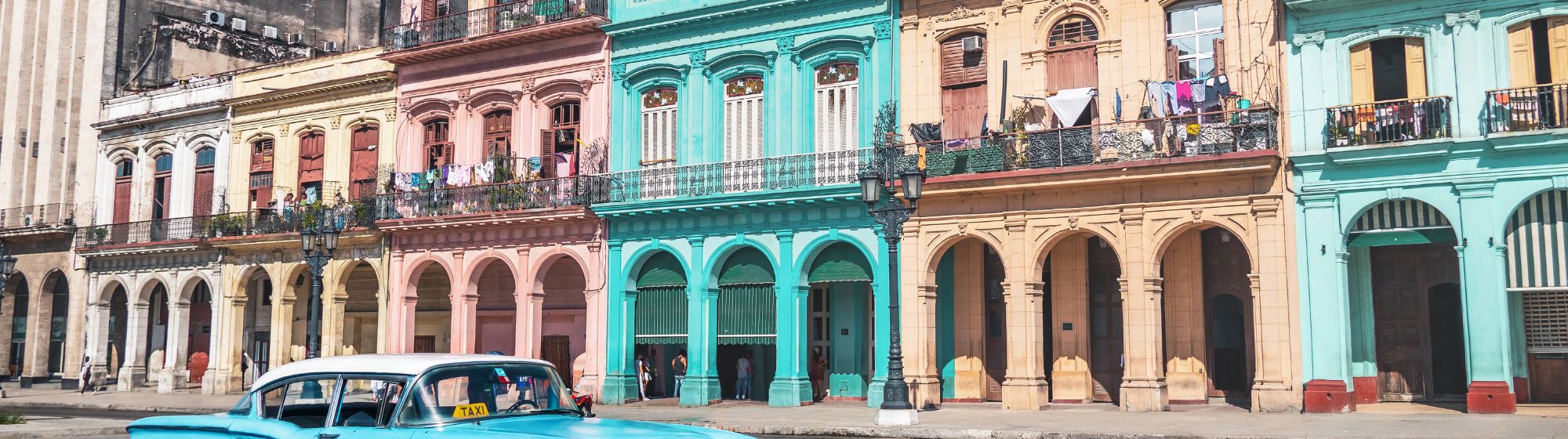 une voiture dans les rues colorées de Cuba