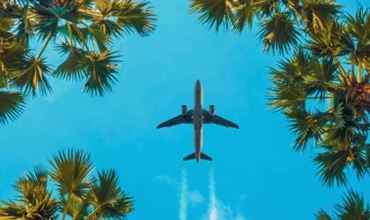 un avion dans le ciel bleu