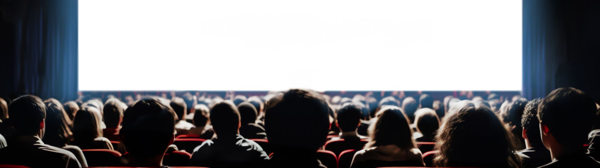 Des personnes regardant l'écran du festival. 