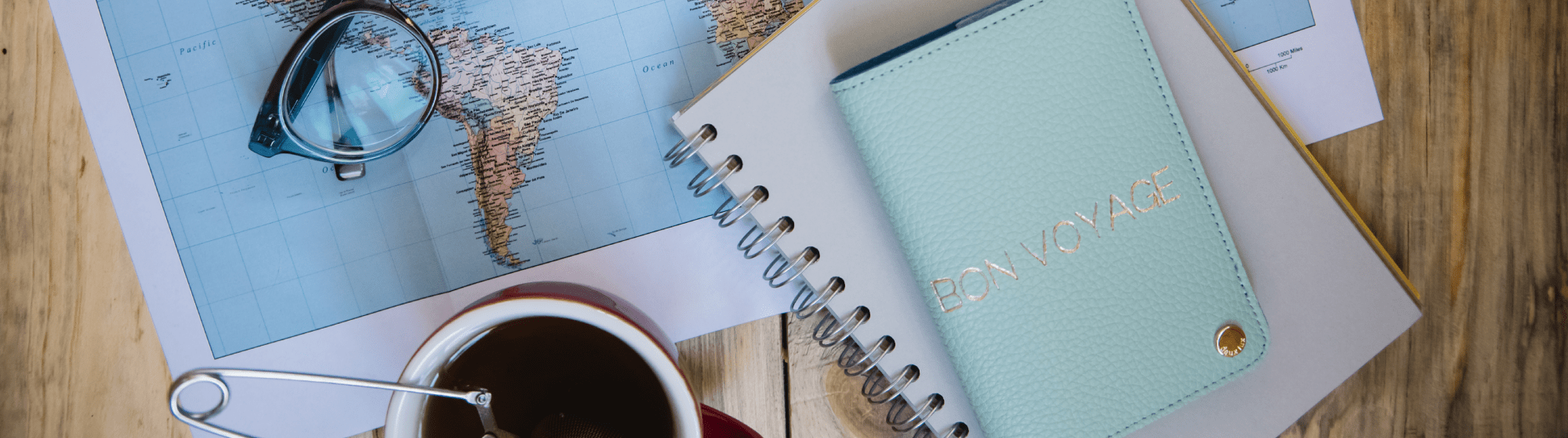 Carnet de voyage avec tasse de café
