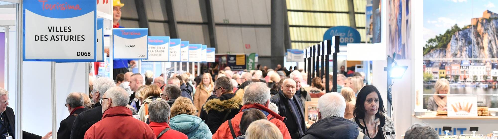 une allée du Salon du Tourisme de Lille avec des visiteurs