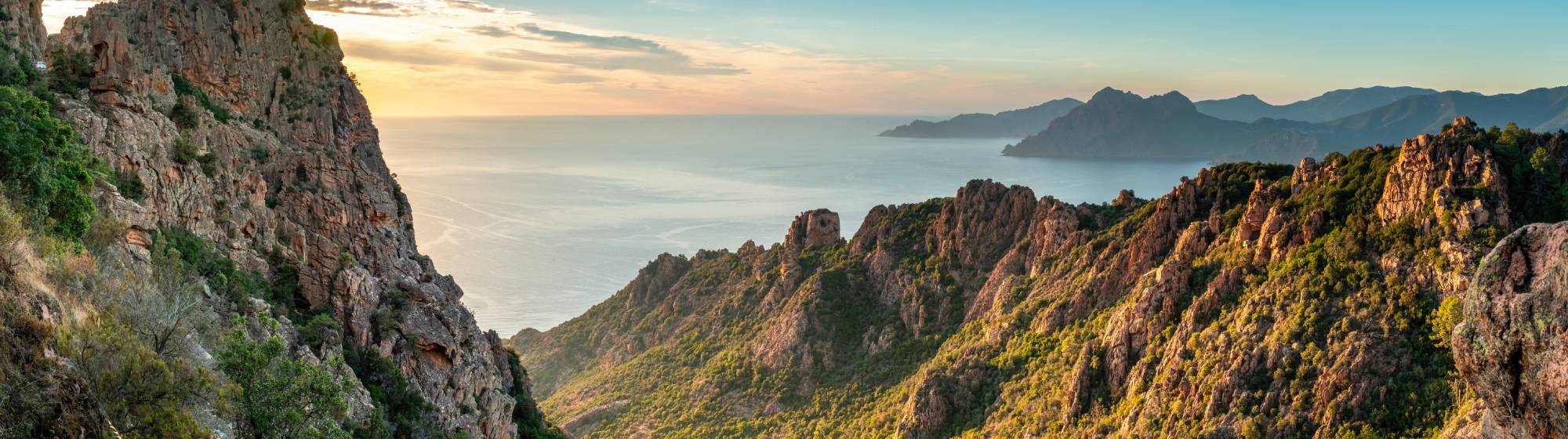 Un panorama de montagne face à la mer en Corse