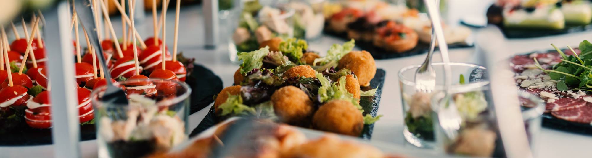 Un buffet remplie de nourritures