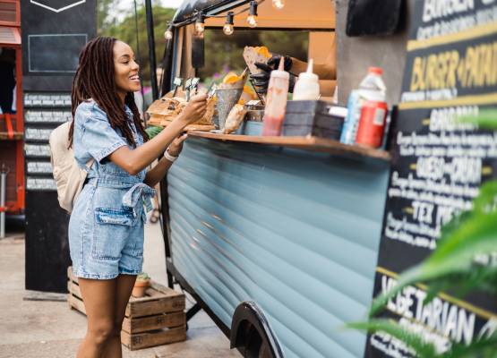 Une femme qui va commander à manger au foodtruck