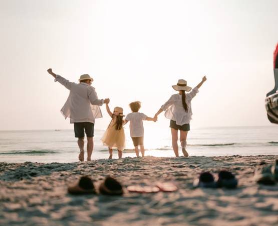 Une famille sur la plage