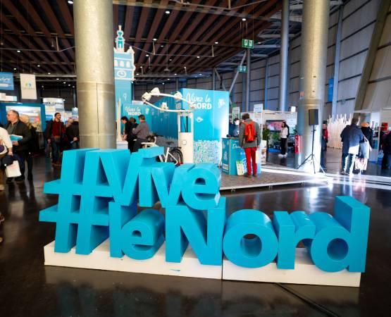 Structure en lettres bleues formant le hashtag #ViveLeNord