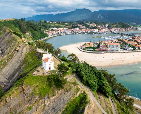 une ville au bord de mer, avec une église 