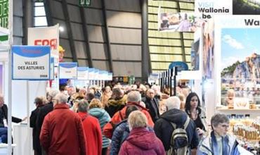 une allée du Salon du Tourisme de Lille avec des visiteurs