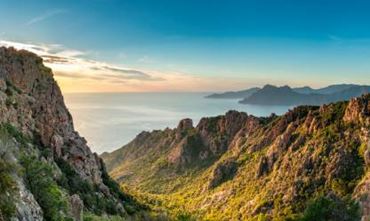 Un panorama de montagne face à la mer en Corse