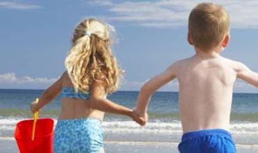 4 enfants à la plage en maillot de bain