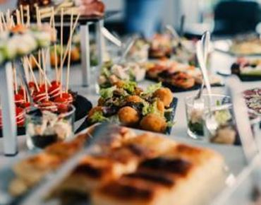 Un buffet remplie de nourritures