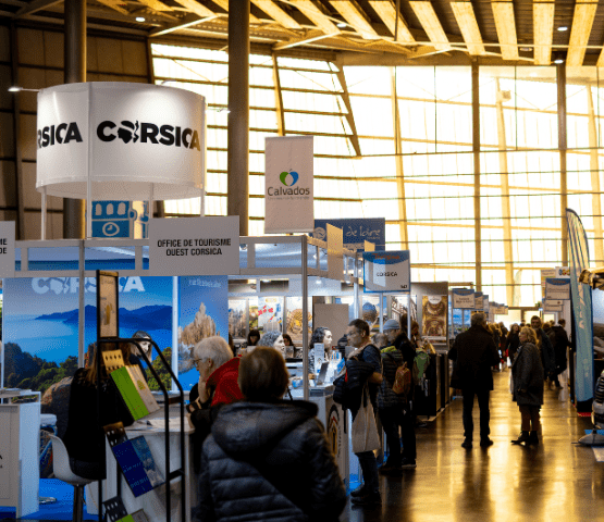Des exposants au salon du tourisme de Lyon