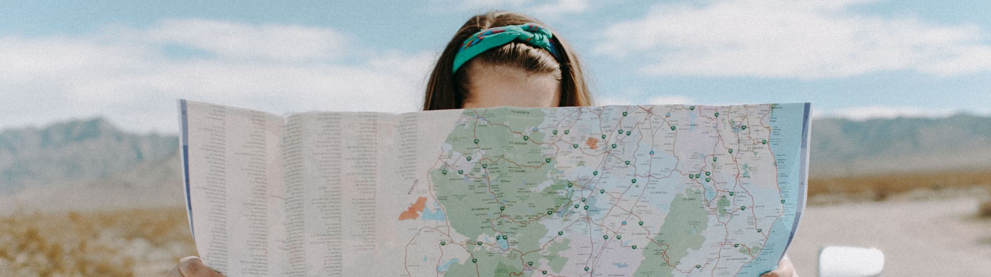 une femme qui regarde un plan en papier