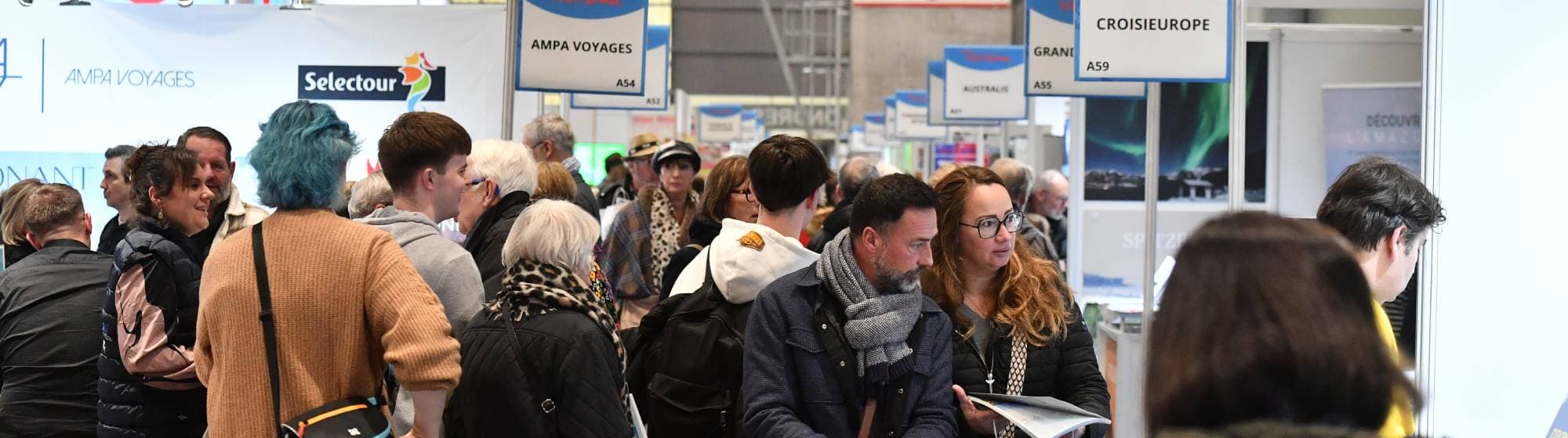 les personnes qui visitent le salon du tourisme à lille