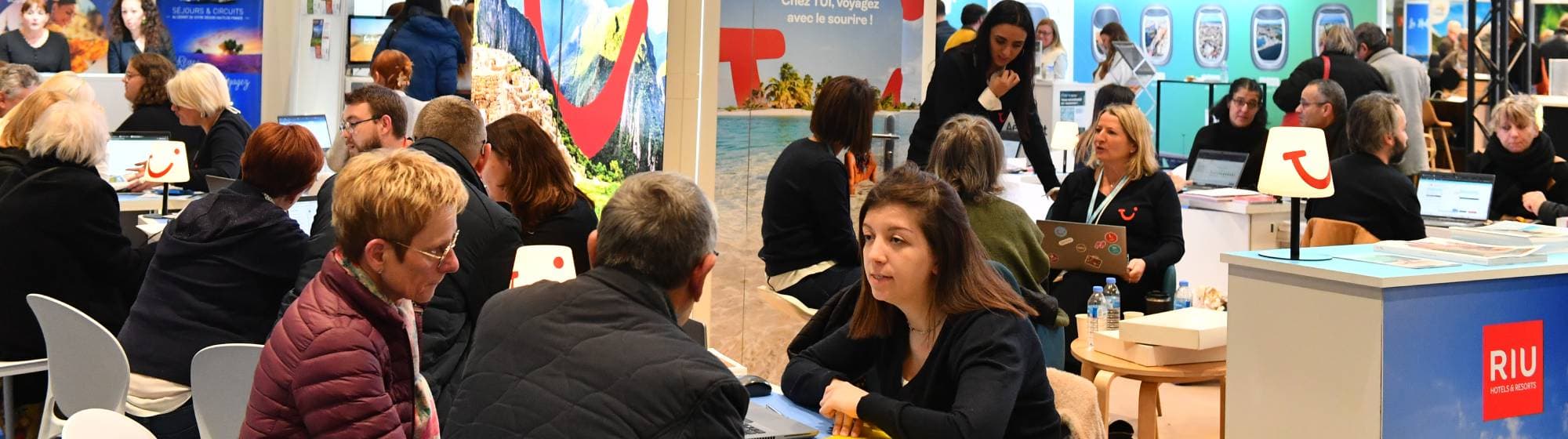 des exposants et des visiteurs qui échangent
