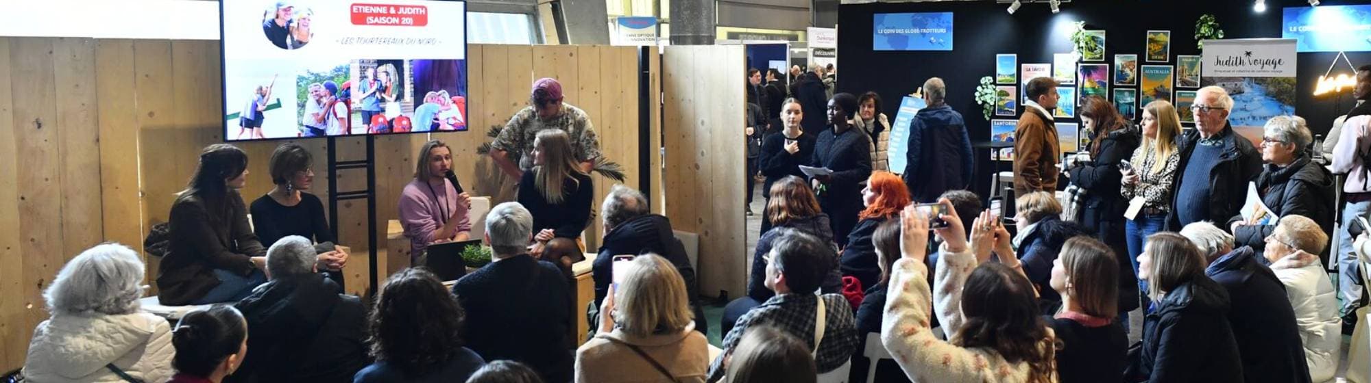 des personnes qui tiennent une conférence devant un public