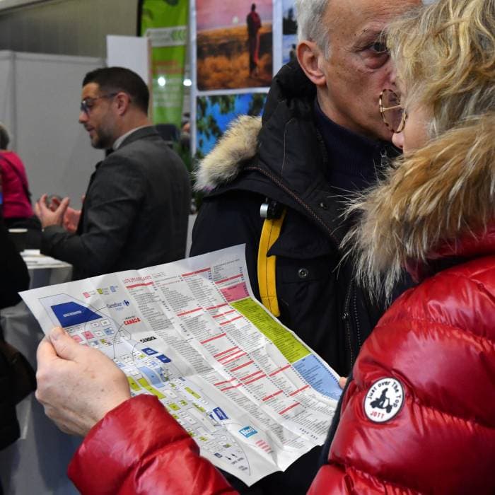 une femme qui tient un plan