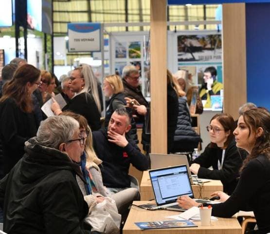 des exposants qui échangent avec des visiteurs