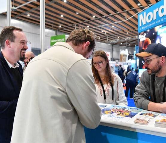 des exposants qui échangent avec des visiteurs