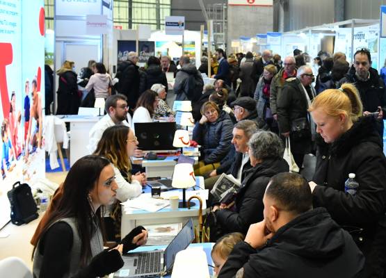des visiteurs au salon du tourisme