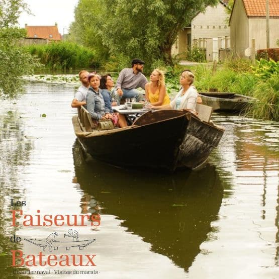 des personnes sur une barque qui navigue