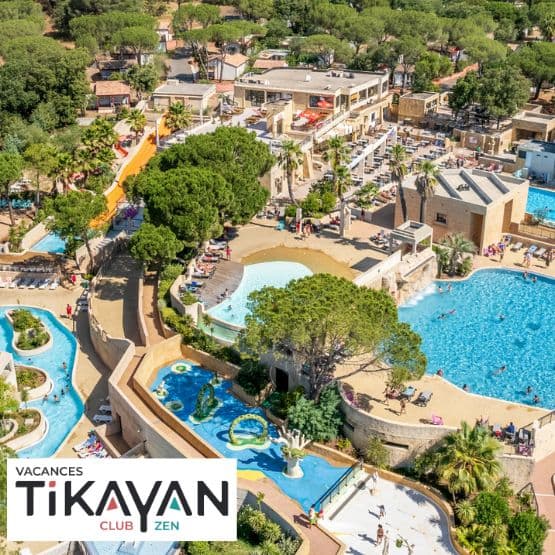une vue panoramique sur un complexe de campign avec des piscines