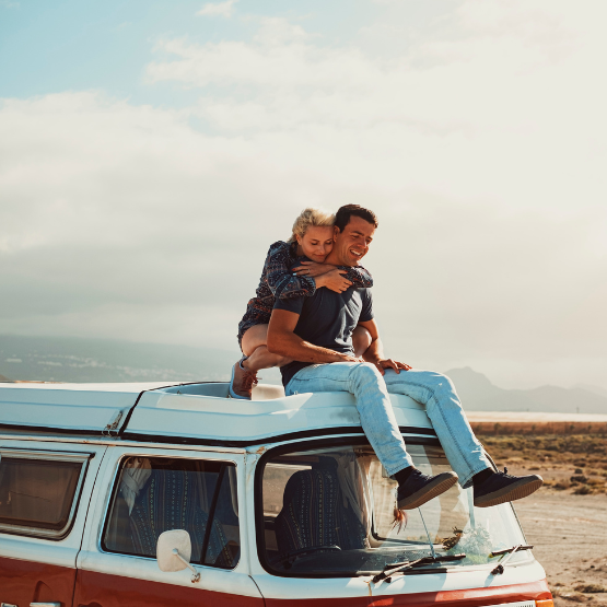 un couple sur un van