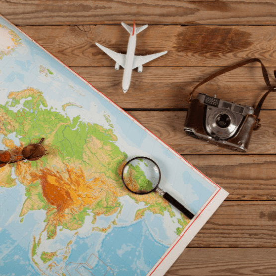 avion et une carte du monde