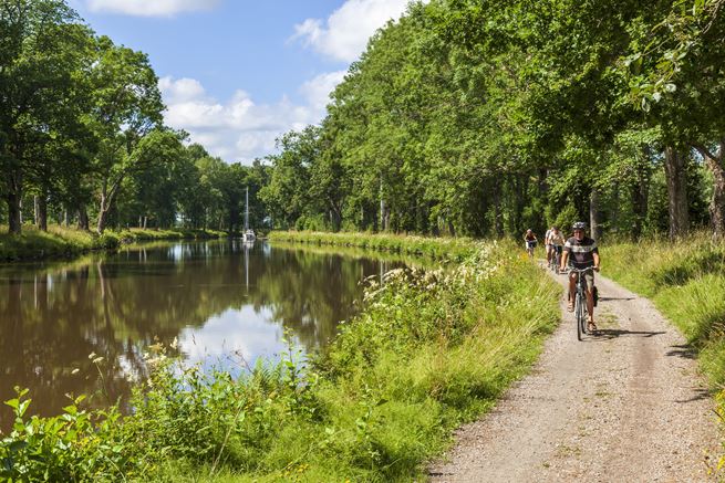 un cycliste sur un sentier
