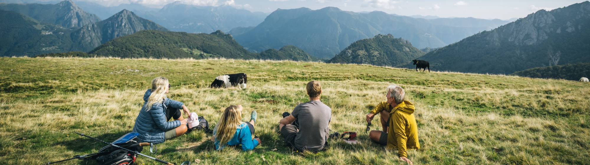 une famille assise sur la plaine