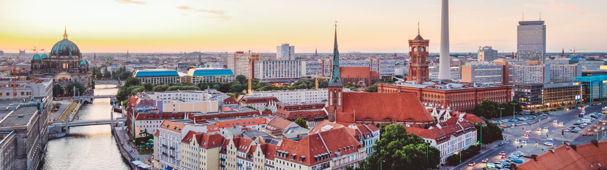 une photo panoramique d'une ville