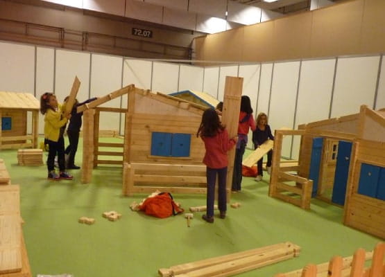 Des enfants qui construisent une cabane