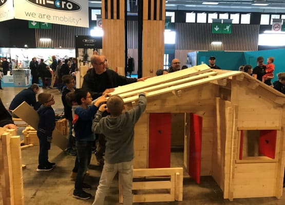 Une cabane en bois avec des enfants