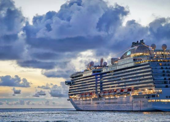 un bateau de croisière sur l'eau