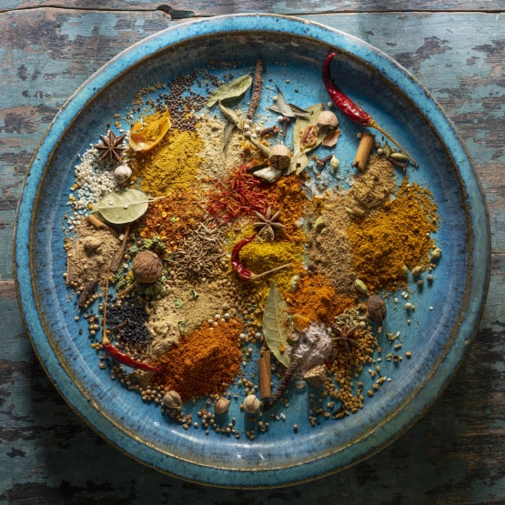 Un mélange d'épices sur une assiette