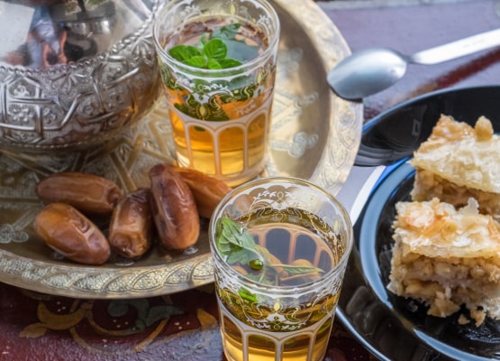 Du thé marocain avec les gâteaux et dattes.