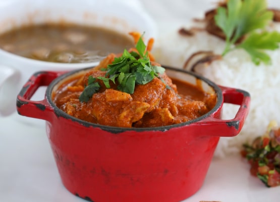Un plat de cuisine dans une coquotte