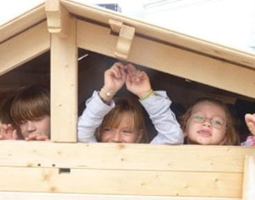 3 enfants dans une cabane qui s'amusent