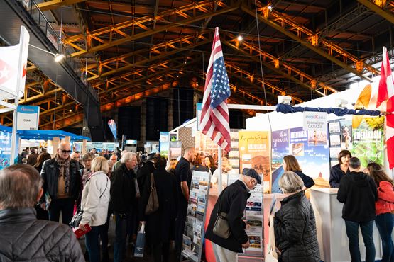 photo d'un stand avec des personnes