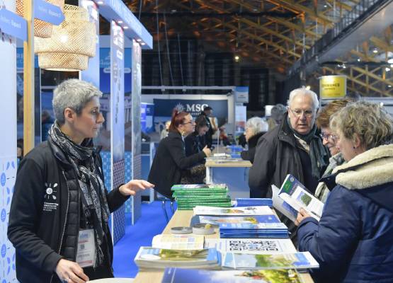 des visiteurs qui échangent avec un exposant